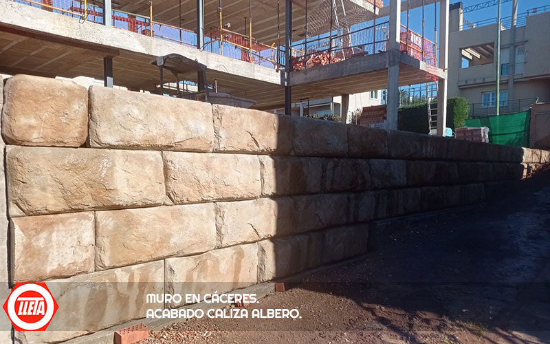 Muro en Cáceres. Acabado Caliza Albero